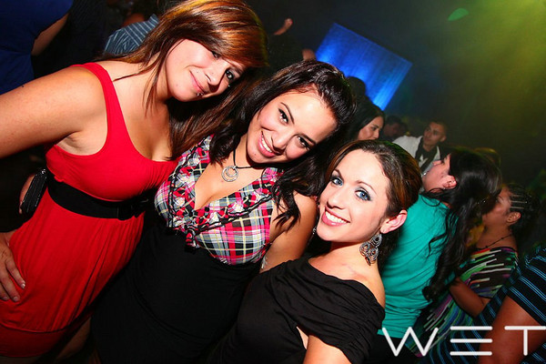 IMAGE: http://chrisho.smugmug.com/Nightlife/July-to-August-2010/827-EPICWET/IMG8396/986025067_Z8cjj-M.jpg 